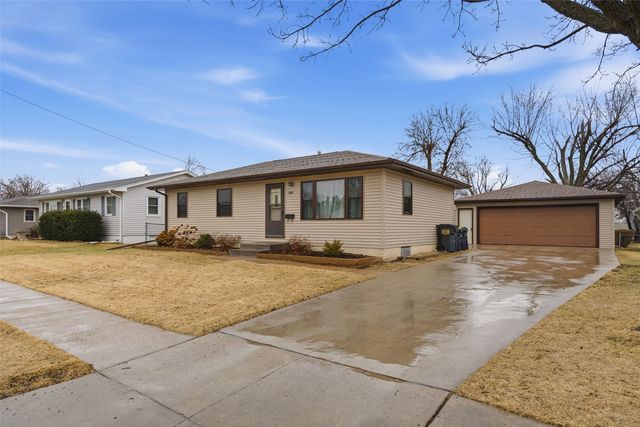 1063 Eisenhower Road, Hiawatha, IA 52233