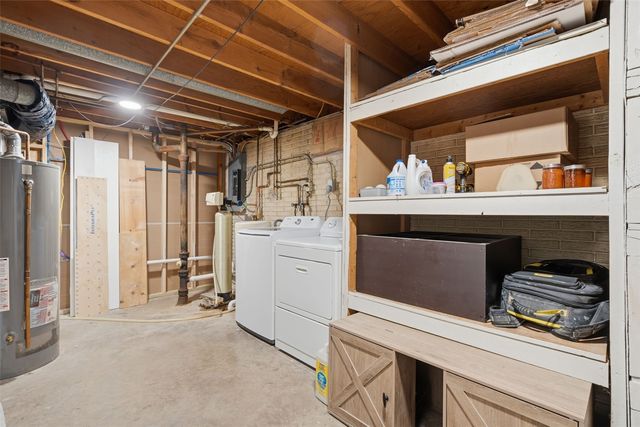 1063 Eisenhower Road, Hiawatha, IA 52233