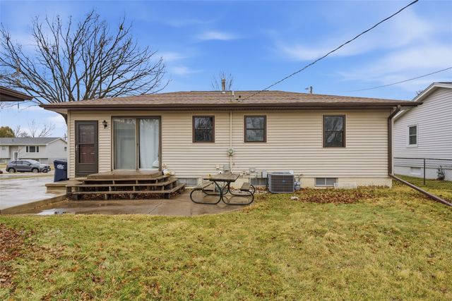 1063 Eisenhower Road, Hiawatha, IA 52233