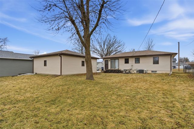 1063 Eisenhower Road, Hiawatha, IA 52233
