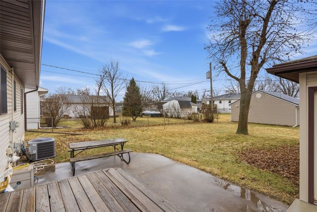 1063 Eisenhower Road, Hiawatha, IA 52233