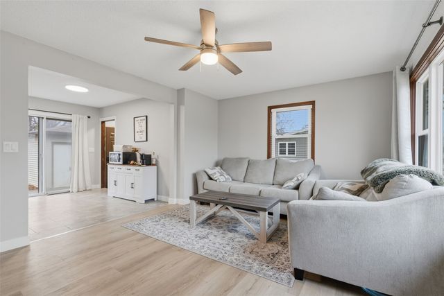 1063 Eisenhower Road, Hiawatha, IA 52233