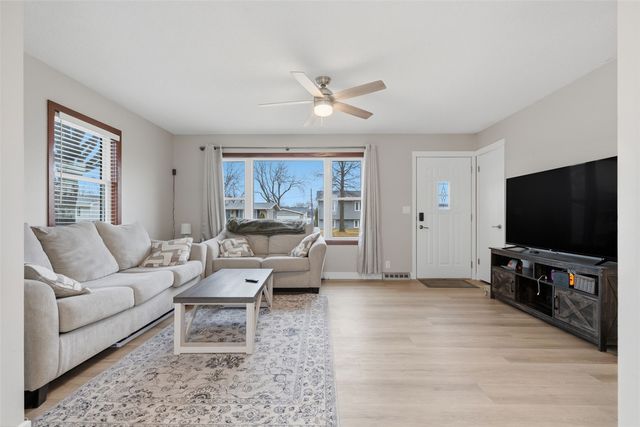 1063 Eisenhower Road, Hiawatha, IA 52233