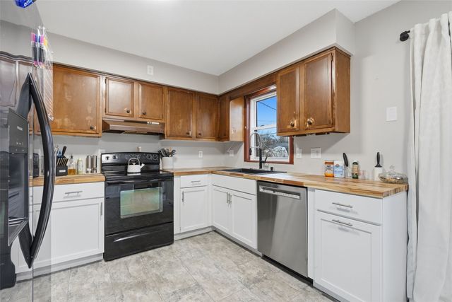 1063 Eisenhower Road, Hiawatha, IA 52233