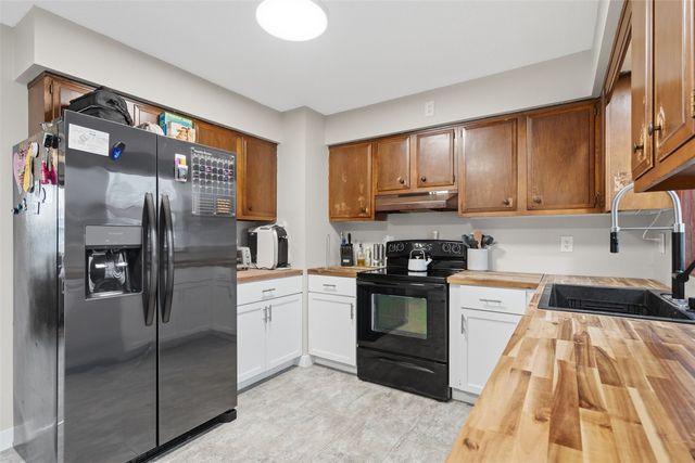 1063 Eisenhower Road, Hiawatha, IA 52233