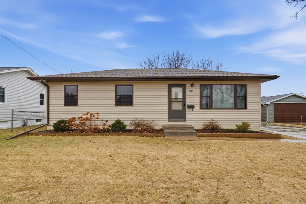 1063 Eisenhower Road, Hiawatha, IA 52233