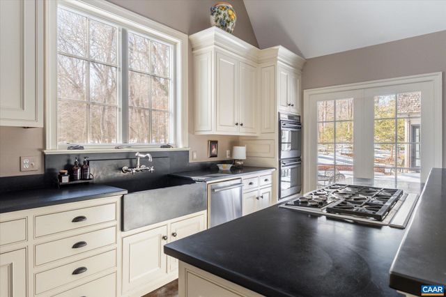 880 CLUB DR, Keswick, VA 22947