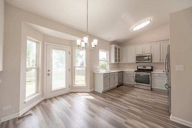 636 Hamilton Lane, North Aurora, IL 60542