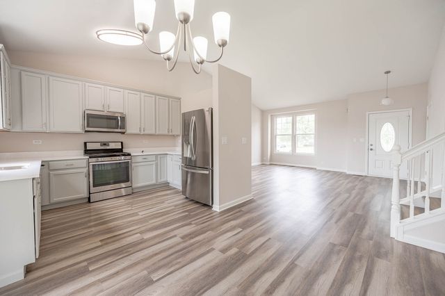 636 Hamilton Lane, North Aurora, IL 60542
