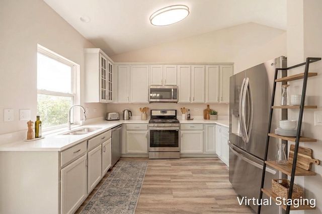 636 Hamilton Lane, North Aurora, IL 60542