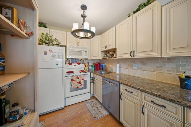 7193 W COUNTRY CLUB DRIVE N 237, Sarasota, FL 34243