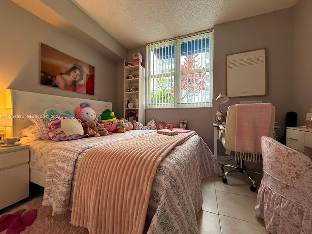 5085 NW 7th St 406, Miami, FL 33126