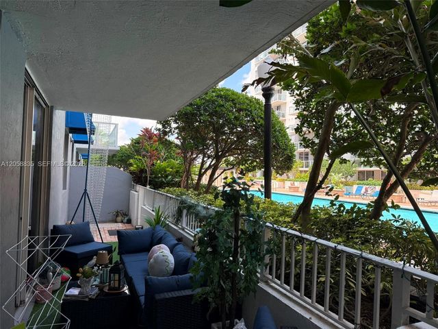 5085 NW 7th St 406, Miami, FL 33126