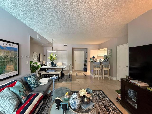5085 NW 7th St 406, Miami, FL 33126