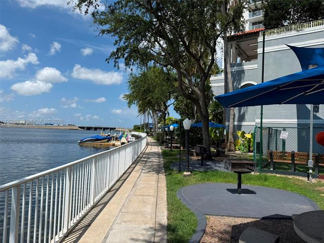 5085 NW 7th St 406, Miami, FL 33126