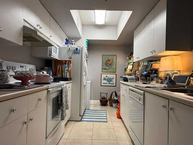 5085 NW 7th St 406, Miami, FL 33126