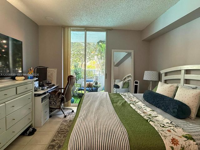 5085 NW 7th St 406, Miami, FL 33126
