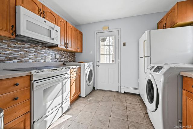 190 Meridian Road, Levittown, NY 11756