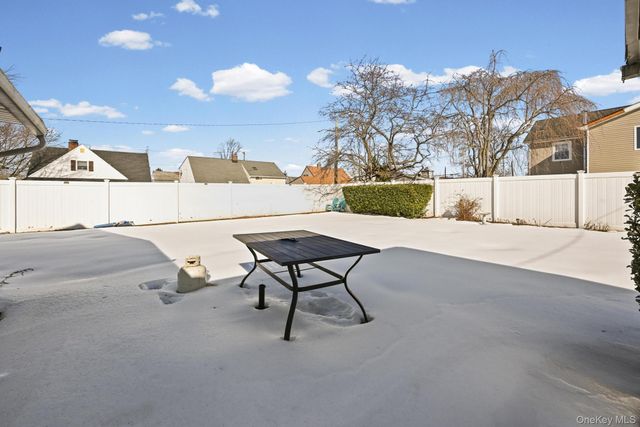 190 Meridian Road, Levittown, NY 11756