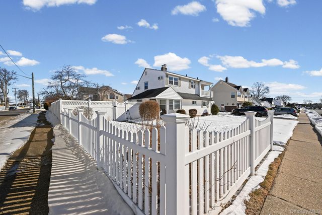 190 Meridian Road, Levittown, NY 11756