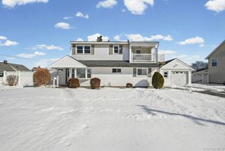 190 Meridian Road, Levittown, NY 11756