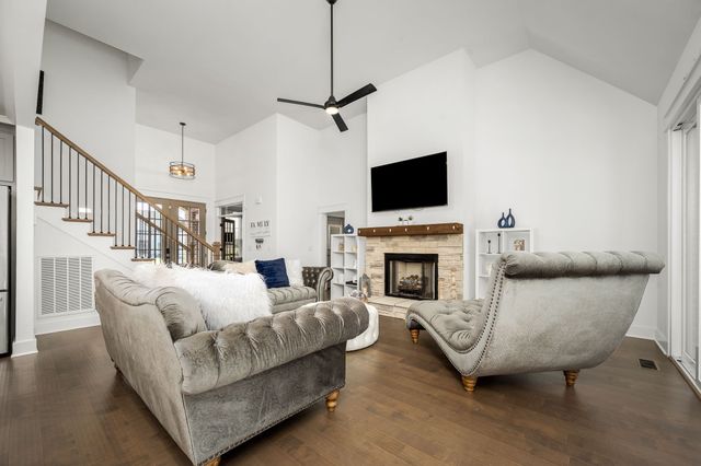 2614 Holly Springs Dr, Murfreesboro, TN 37128