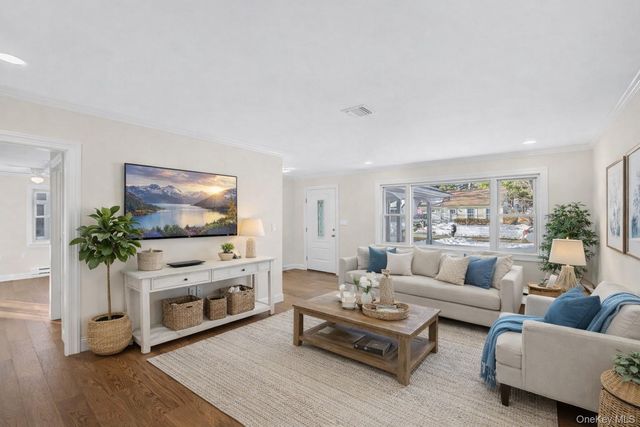 190 Edinburgh Drive, Ridge, NY 11961