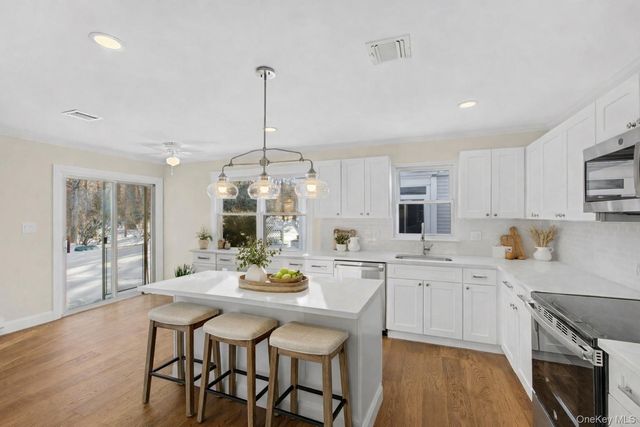 190 Edinburgh Drive, Ridge, NY 11961