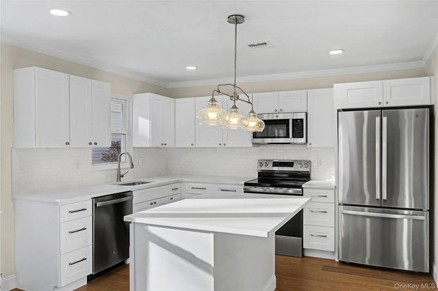 190 Edinburgh Drive, Ridge, NY 11961