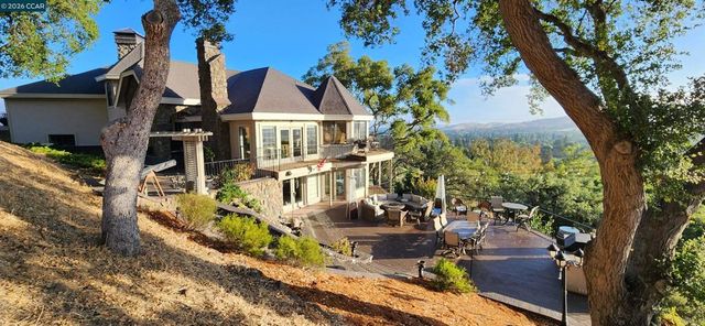 715 Castle Rock Rd, Walnut Creek, CA 94598