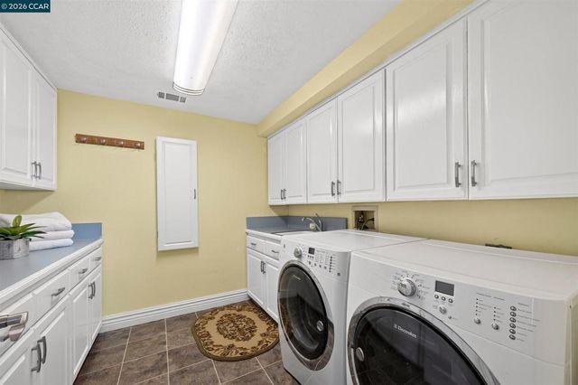 715 Castle Rock Rd, Walnut Creek, CA 94598