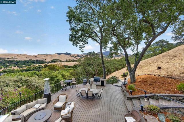 715 Castle Rock Rd, Walnut Creek, CA 94598