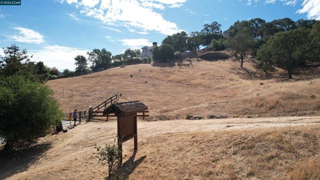 715 Castle Rock Rd, Walnut Creek, CA 94598