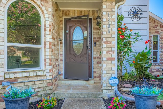 1306 Maplewood Drive, Lewisville, TX 75067