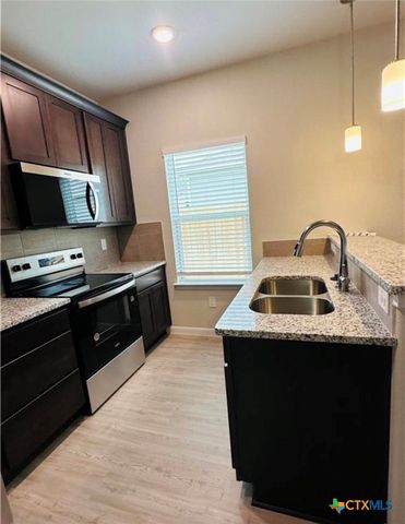 516 Hudson St, Seguin, TX 78155