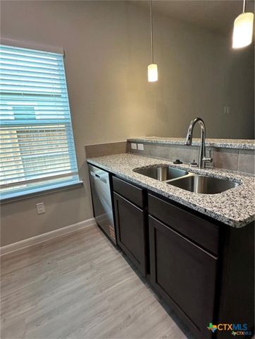 516 Hudson St, Seguin, TX 78155