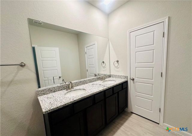 516 Hudson St, Seguin, TX 78155