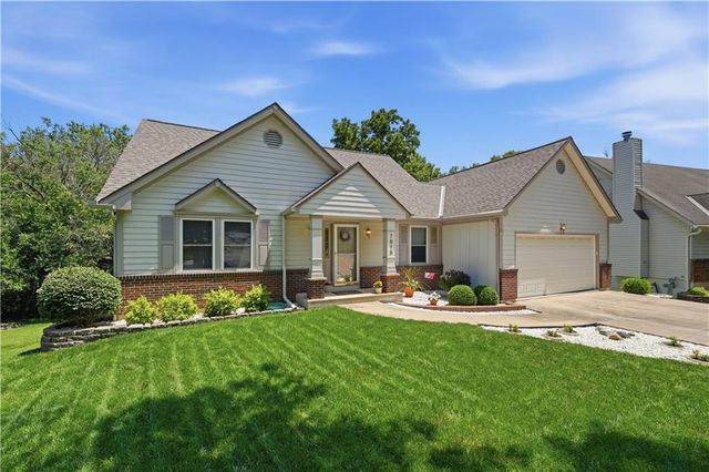 7915 Woodstone Street, Lenexa, KS 66219