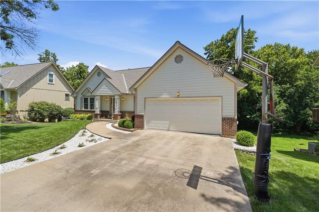 7915 Woodstone Street, Lenexa, KS 66219