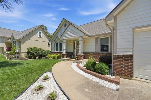 7915 Woodstone Street, Lenexa, KS 66219