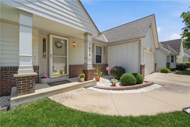 7915 Woodstone Street, Lenexa, KS 66219