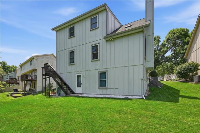 7915 Woodstone Street, Lenexa, KS 66219