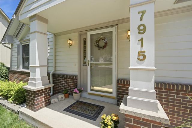 7915 Woodstone Street, Lenexa, KS 66219