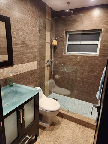 5723 NW 100th Ct, Doral, FL 33178