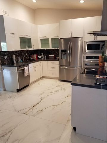 5723 NW 100th Ct, Doral, FL 33178