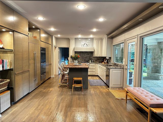 9027 Guernsey Lane, Dallas, TX 75220