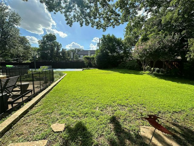 9027 Guernsey Lane, Dallas, TX 75220