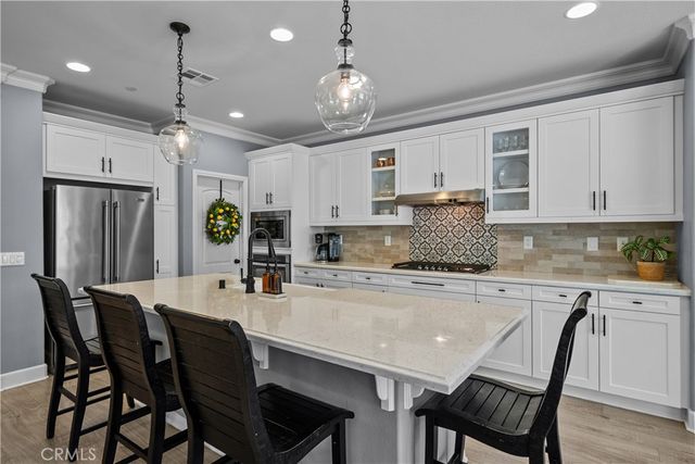 28200 Nield Court, Saugus, CA 91350