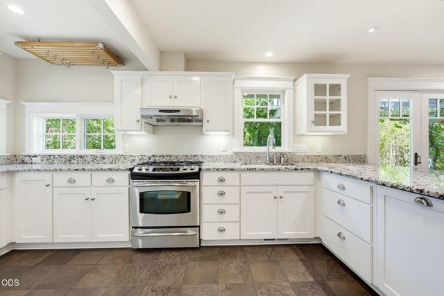 235 Gibson Street, Talent, OR 97540