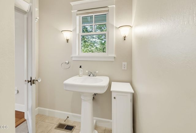 235 Gibson Street, Talent, OR 97540